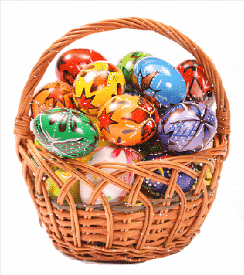 Koszyk z kolorowymi, ozdobnymi jajkami wielkanocnymi.